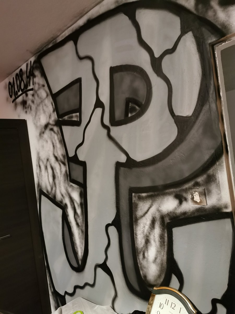 Przeglądając galerię telefonu natknąłem się na zdjęcia mojego pokoju jak jeszcze był mój ☺️, też tak u Was wyglądało ?
#twitterZL