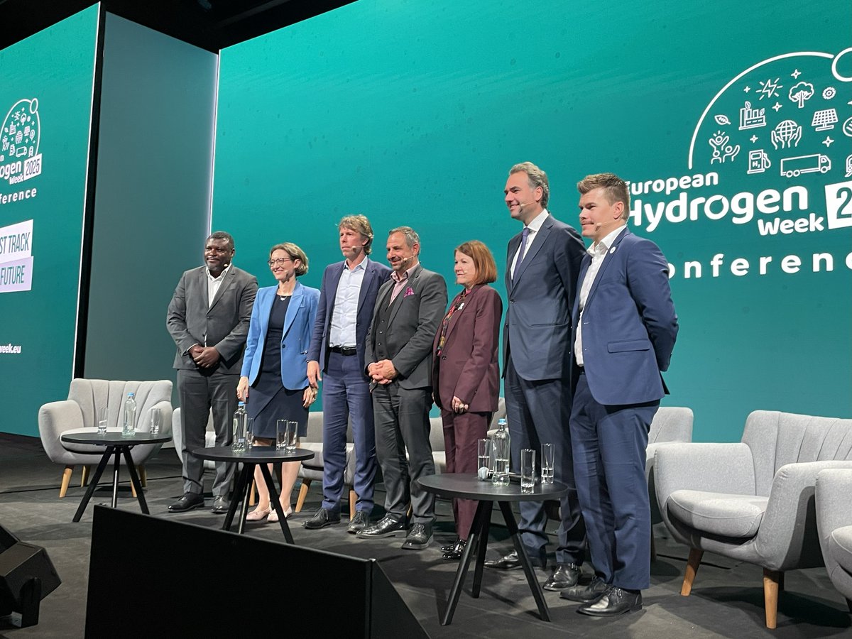 YaraEurope's tweet image. 🔴 Live from the #EUH2Week!

“To unlock the clean market for hydrogen, ammonia &amp;amp; fertilizers in Europe we need collaboration across the value chain to distribute the #decarbonization cost.&quot;

📢 Fertilizers should be included in the upcoming Industrial Accelerator Act.