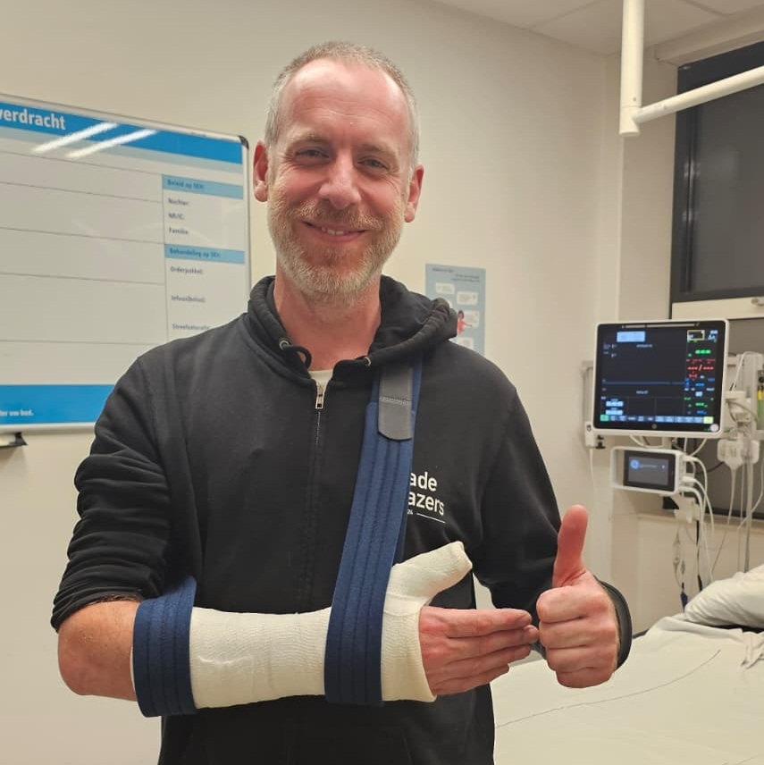 No tour dates were harmed in the breaking of this bone 🔥🖤
Feel free to take a guess, Willem:

a) has been acting like a Post Teen a bit too much
b) shows what riffing too hard will do to you
c) is taking a stand; never wants to do anything with the right again
d) ...