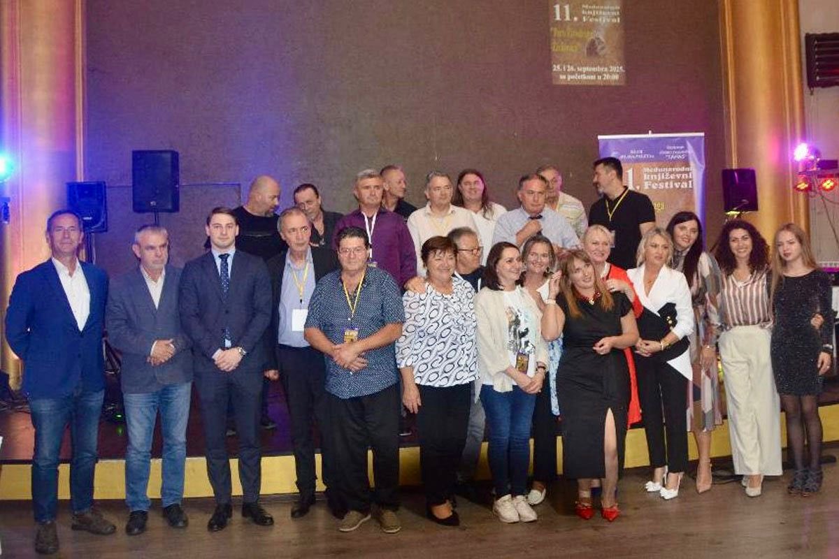 Амбасада Републике Србије у Босни и Херцеговини учествовала је на 11. Међународном књижевном фестивалу „Перо Живодрага Живковића“, одржаном у Зеници, 25. и 26. септембра 2025. године. 

У име Амбасаде 🇷🇸 у 🇧🇦 и амбасадора господина Ивана Тодорова, аташе Радојица Павловић уручио