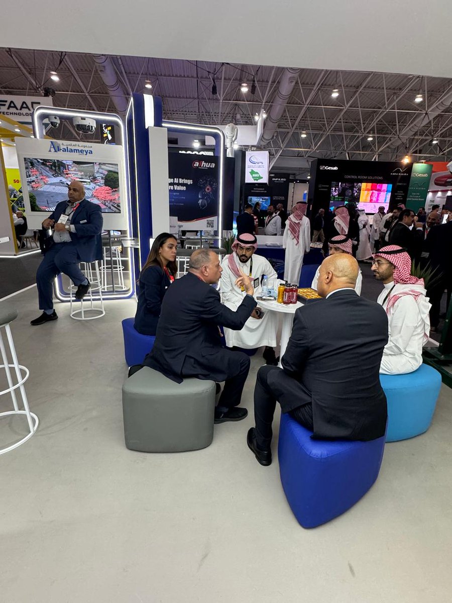 AlalameyaStore's tweet photo. سعدنا باستقبال منسوبي وزارة الخارجية ضمن معرض إنترسك، حيث أتيح لهم الاطلاع على تقنياتنا ومنتجاتنا التي ترتقي بمفهوم الحماية والأمان.
 وقد شكّلت هذه الزيارة فرصة لاستعراض أحدث ابتكاراتنا في قطاع الأنظمة الأمنية، وإبراز دورنا في تقديم حلول متكاملة تلبي احتياجات مختلف القطاعات. https://t.co/HP8L3zr8Q2