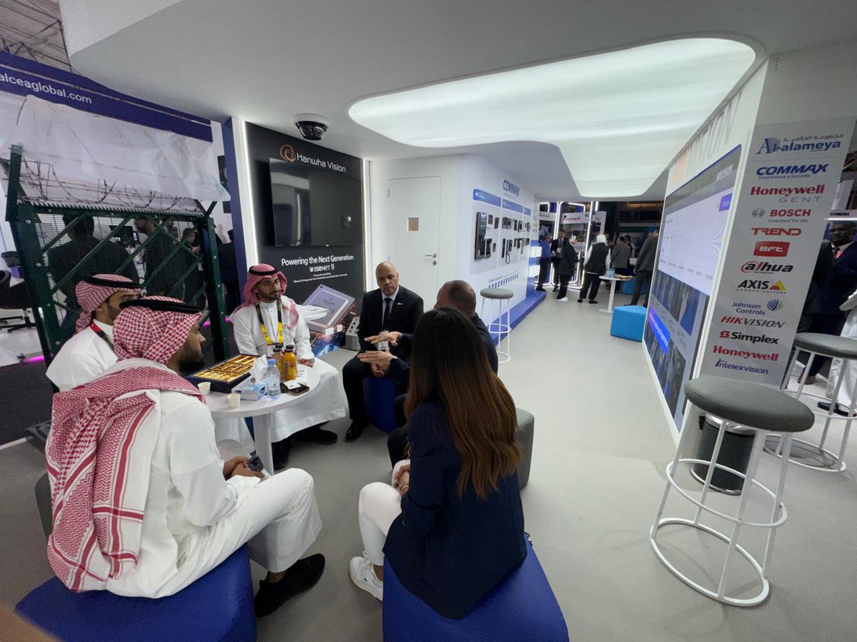 AlalameyaStore's tweet photo. سعدنا باستقبال منسوبي وزارة الخارجية ضمن معرض إنترسك، حيث أتيح لهم الاطلاع على تقنياتنا ومنتجاتنا التي ترتقي بمفهوم الحماية والأمان.
 وقد شكّلت هذه الزيارة فرصة لاستعراض أحدث ابتكاراتنا في قطاع الأنظمة الأمنية، وإبراز دورنا في تقديم حلول متكاملة تلبي احتياجات مختلف القطاعات. https://t.co/HP8L3zr8Q2