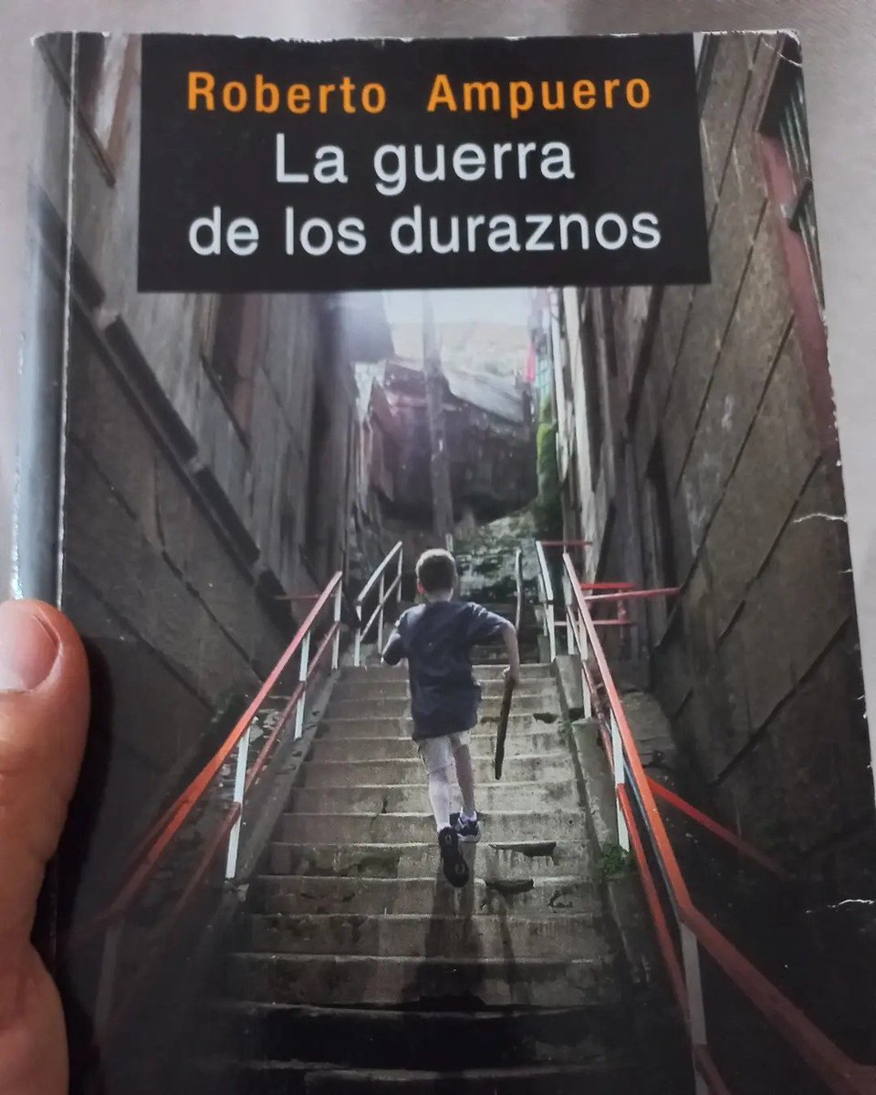 Hace años también me firmó uno de sus libros el escritor Roberto Ampuero (me gustan sus novelas policiales) 
 #Autopisteamela