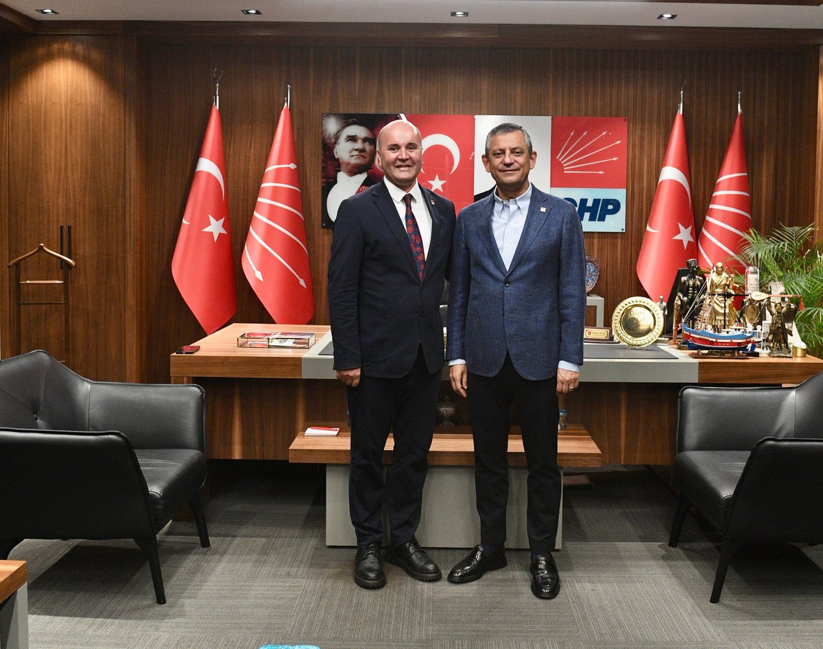 Genel Başkanımız Sayın Özgür Özel ile İstanbul Çalışma Ofisi’nde bir araya geldik.
Birlikte daha güçlü, daha kararlı ve daha umutlu bir şekilde iktidar yürüyüşümüzü sürdürüyoruz.
Cumhuriyetimizin ikinci yüzyılında halkın iktidarını kurmaya kararlıyız!