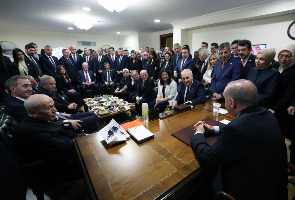 DEM Parti, MHP, Erdoğan ve Kurtulmuş Meclis açılışı ardından buluştu.

Yarım saatlik görüşmeden paylaşılan resim ‘tarihi’ diye servis edildi. 

#KurdsOnAlert