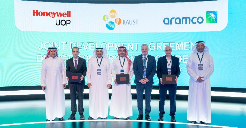 KAUST_News's tweet photo. .@Aramco, @Honeywell and KAUST have signed a Joint Development Agreement to co-develop next-gen direct Crude-to-Chemicals (CTC) technology.