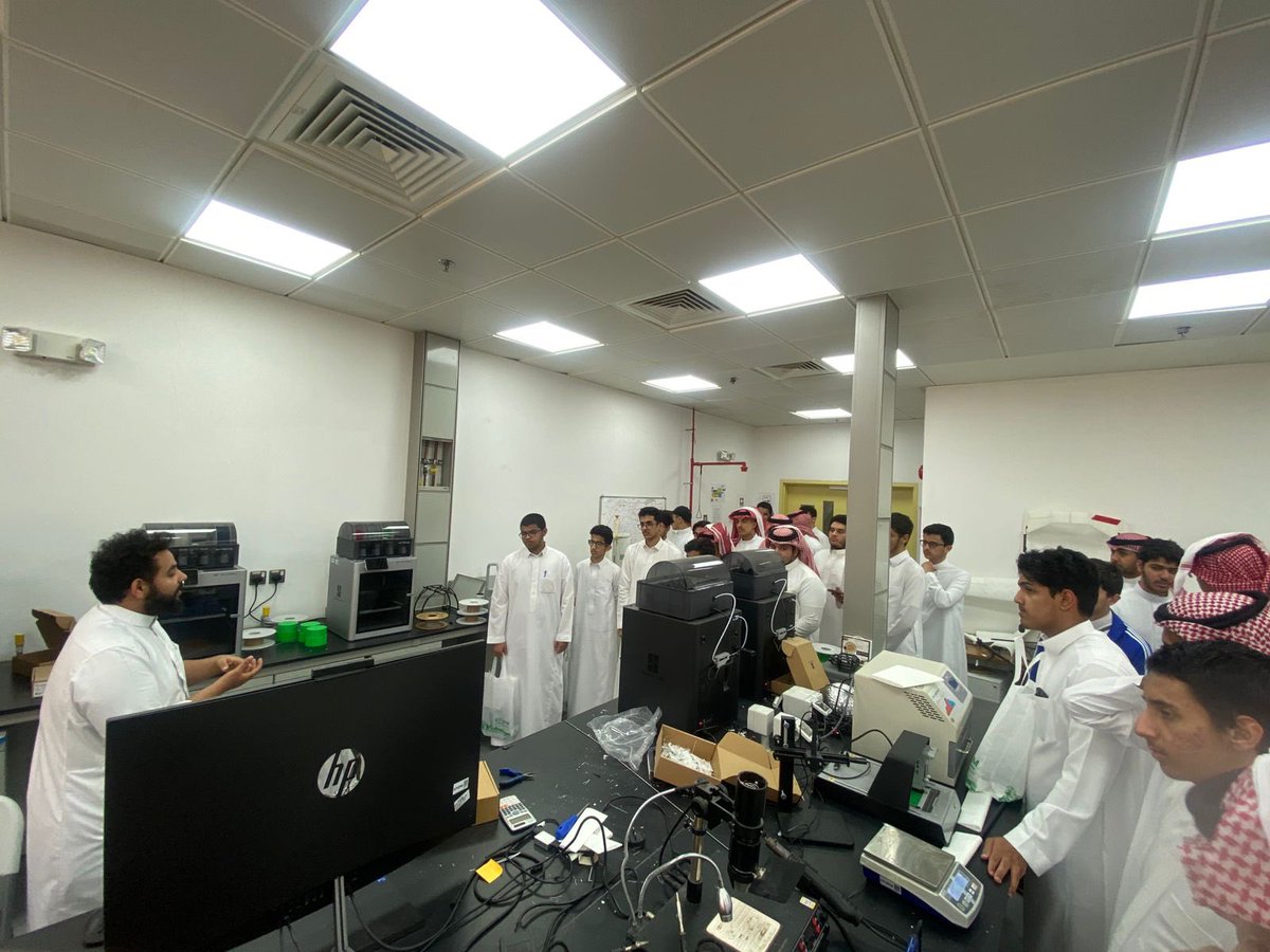 استقبل نادي الزيارات بـ #جامعة_الملك_فهد_للبترول_والمعادن اليوم الاثنين مدرسة المنارات الثانوية وذلك بعدد 35 طالب ومعلمين

حيث قام النادي بعمل عرض تقديمي في المكتبة المركزية عن الجامعة  وزيارة كلية هندسة الطيران وتلى ذلك جولة تعريفية في الجامعة وتناول وجبة الغداء في مطعم الطلاب