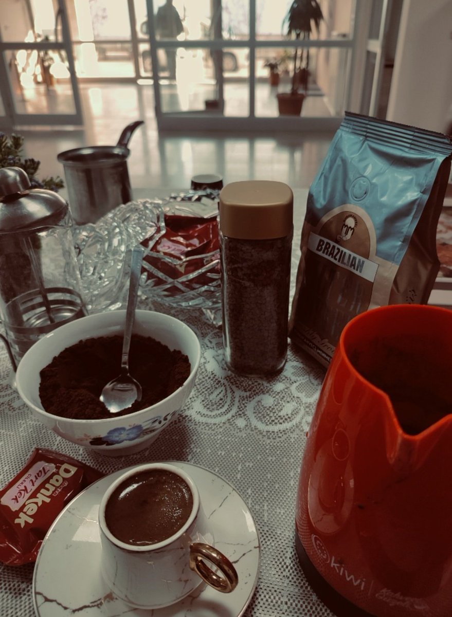 Kahve gününe özel yurtta çektiğimiz kahve ziyafetine bakın çabuk yurda elektrikli cezve getirdim diye idarelik olmuştum geçen sene
bugün kahveler idareden ahahaa