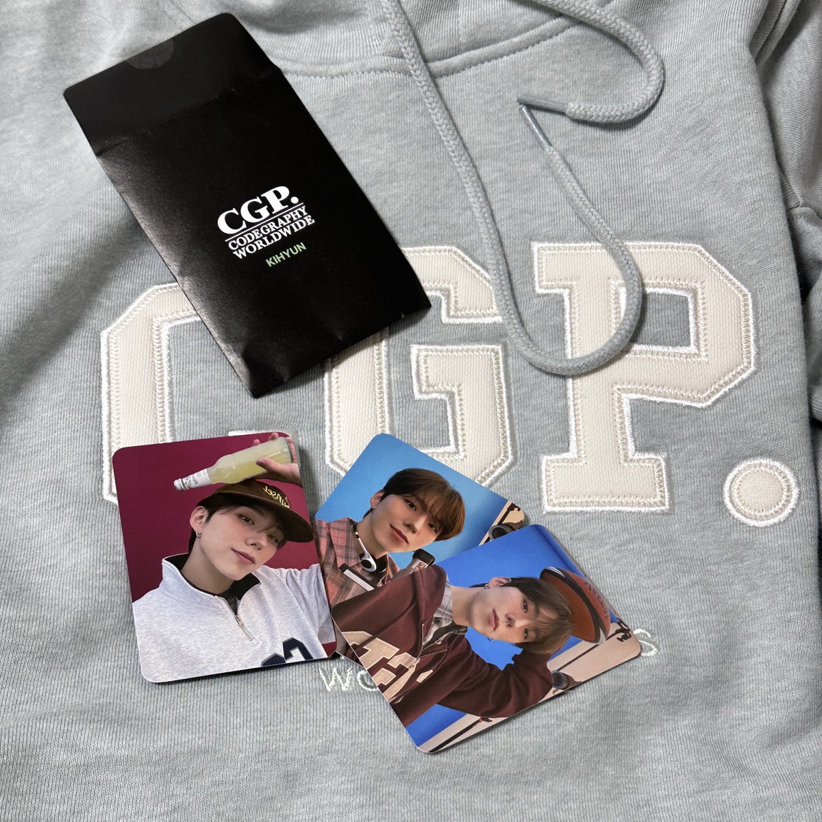 민트핑인데 회추핑같아보이네 생각보다 안민트하고 이뻐요!!! 옷이랑 걍 넣어져서 살짝 위험할뻔하지만 미인쥐로 극복