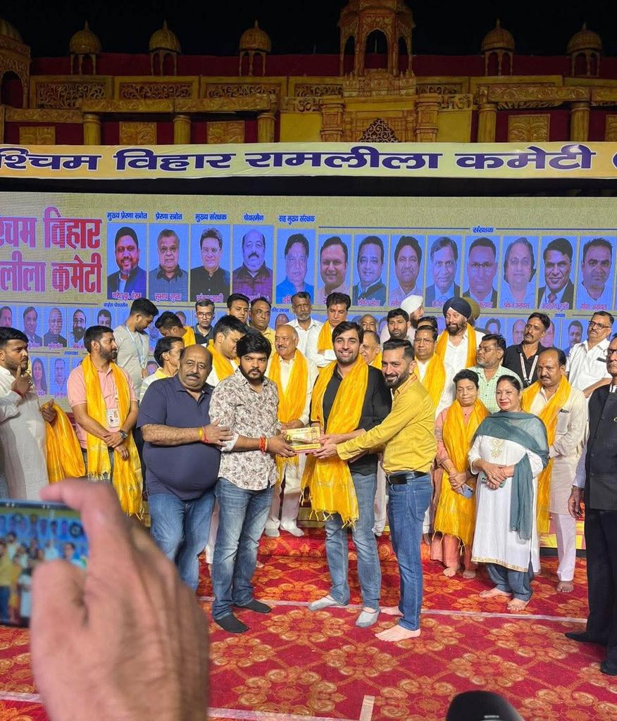 शकूरबस्ती विधानसभा की विभिन रामलीला कमेटी द्वारा मुझे  और दिल्ली प्रदेश कांग्रेस कमेटी के अध्यक्ष श्री Devender Yadav  जी, जिला कांग्रेस कमेटी के अध्यक्ष श्री Sidharth Raoजी,शकूर बस्ती विधानसभा के प्रत्याशी श्री Satish Luthra जी व  ब्लॉक कांग्रेस कमेटी के सभी पदाधिकारीको सम्मानित