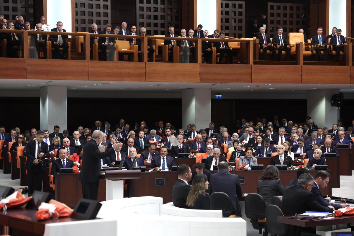 TBMM 1 Ekim yeni yasama yılının, Sayın  Cumhurbaşkanımız <a href="/RTErdogan/">Recep Tayyip Erdoğan</a>’ın konuşmasıyla açılışı gerçekleşti.

Açılış oturumuna CHP gurubunun katılmayışı Demokrasiye gölge düşürdü.

“TBMM, Milli İradenin tecelligahıdır”
#TBMM <a href="/TBMMGenelKurulu/">TBMM Genel Kurulu</a>
