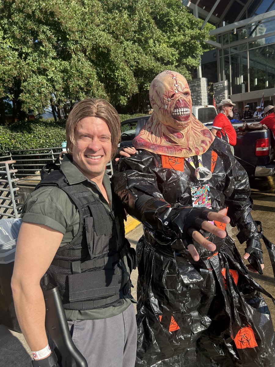 Quick shot of Nemesis and Carlos remembering all the “good times” they had in Racoon City before its destruction on the morning of October 1st, 1998. 

#REBHFun #ResidentEvil #ResidentEvil3