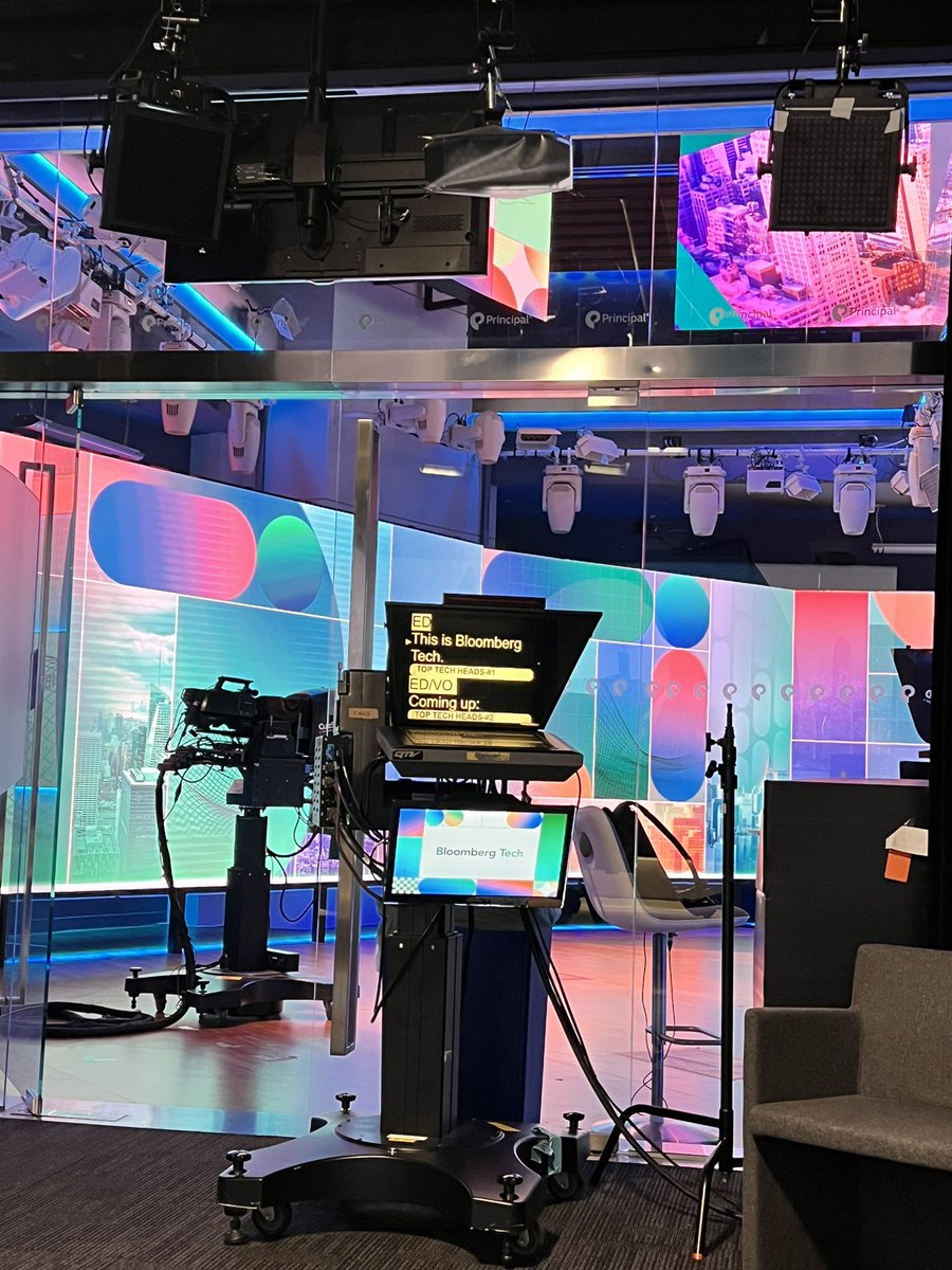 Getting ready to appear on <a href="/BloombergTV/">Bloomberg TV</a> with <a href="/mattmiller1973/">Matt Miller</a> to discuss the US government shutdown and the sagging prospects of the American labor market. See you at 10:30AM ET.