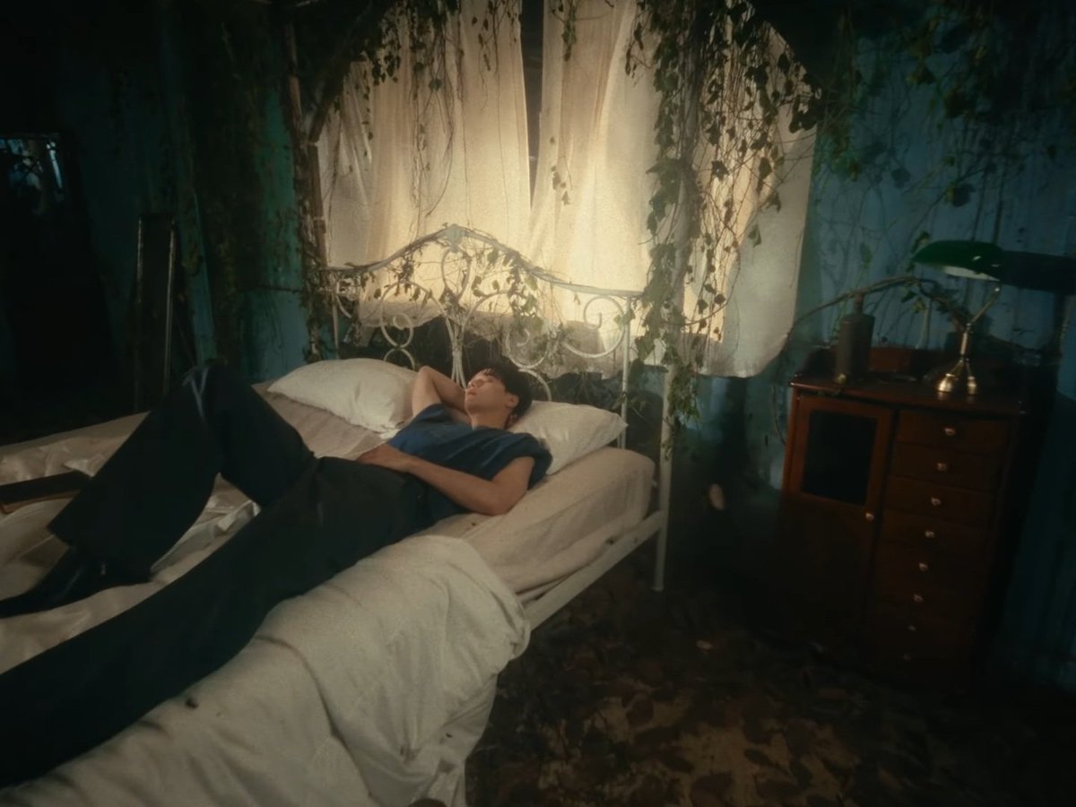 ตั้งแต่ใจจงมั่นมาจนถึงมนตรา เพลงตัวแทนของภรัณ เหมือนเขาไม่เคยอยู่ในมิติธรรมดาเลย เหมือนคนที่ท่องไปตามเวลาและสถานที่ต่างๆเพื่อตามหาเศษเสี้ยวของคนรักที่แตกสลายเพื่อเอากลับมาชุบชีวิตอะไรทำนองนั้น 

OST BY KENG HARIT
#มนตราOstเขมจิราต้องรอด