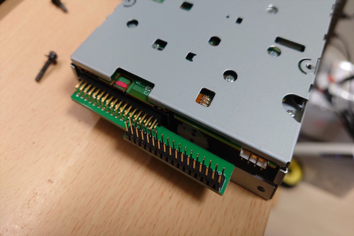 Harumakkin's tweet image. FS-FD1Aドライブ換装用の基板作りました
TEACのFD-235HGに乗せ換えるためのものです
以前に万能基板で作成したものがあるのですがキレイに作りたくてどうしても。
ただ基板が小さすぎてジャンパーワイヤ６本必要ですが、、、
#MSX #FDD