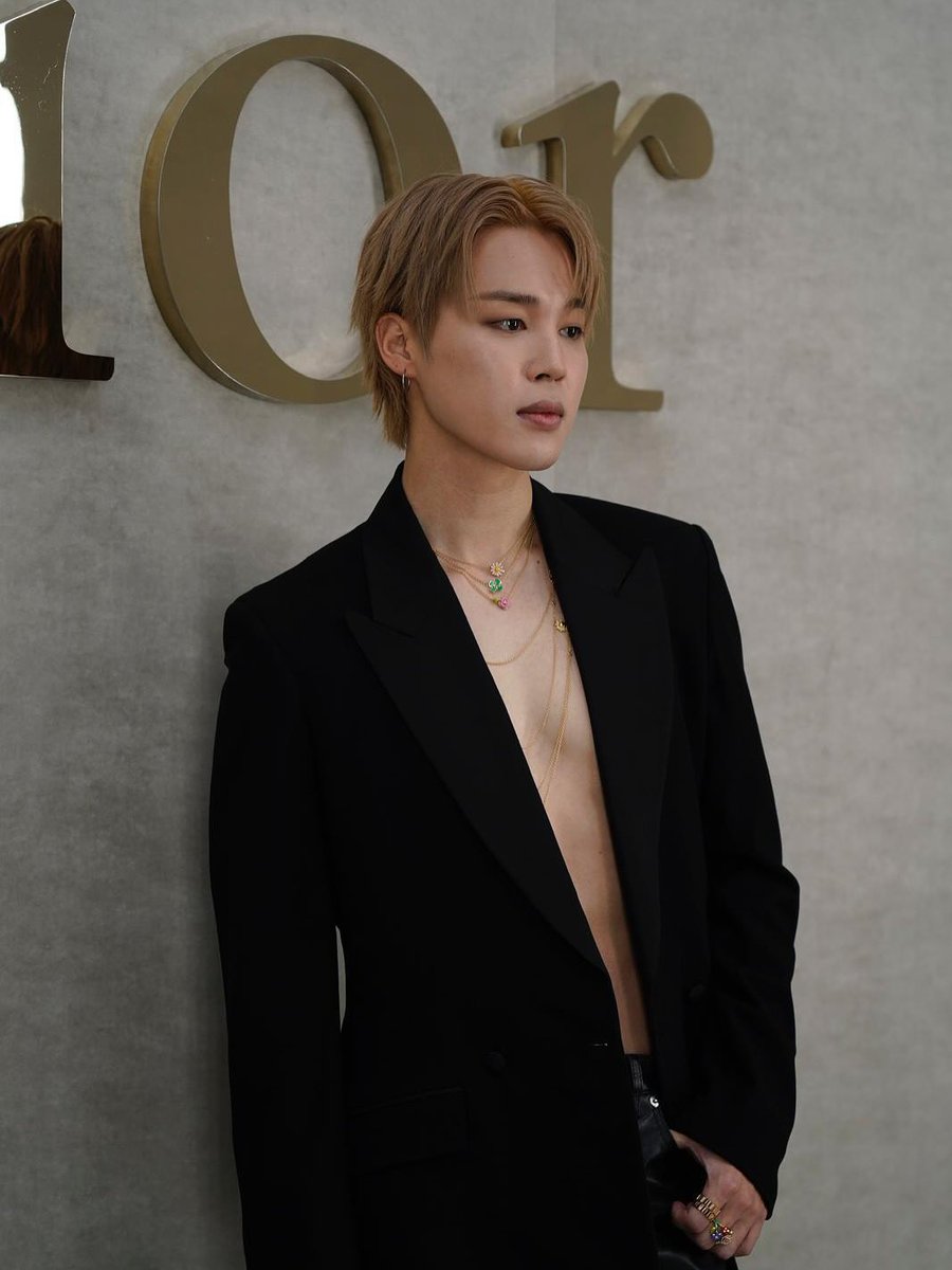 N4MKOOKIE's tweet photo. He knows he's handsome 😮‍💨😮‍💨😮‍💨

DIOR GLOBAL AMBASSADOR JIMIN 
JIMIN AT PARIS FASHION WEEK
#JiminxDior #DiorSS26 #PFW @Dior https://t.co/w74724RuTH