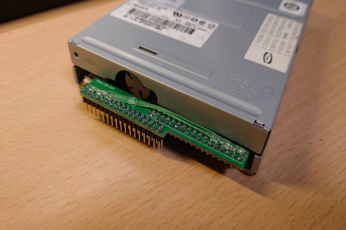 Harumakkin's tweet image. FS-FD1Aドライブ換装用の基板作りました
TEACのFD-235HGに乗せ換えるためのものです
以前に万能基板で作成したものがあるのですがキレイに作りたくてどうしても。
ただ基板が小さすぎてジャンパーワイヤ６本必要ですが、、、
#MSX #FDD