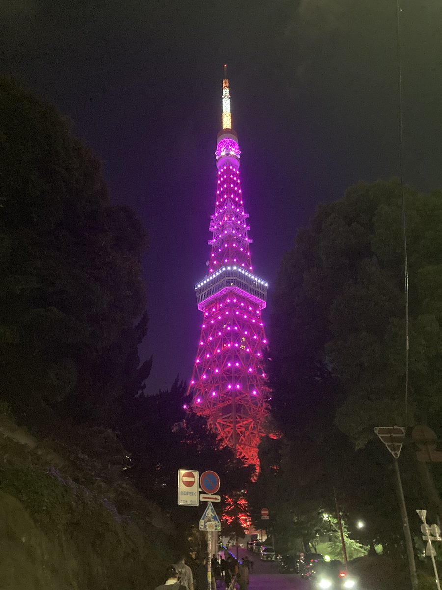 minestroneko's tweet photo. 🌃東京タワーが今日はピンクに染まってて、めちゃくちゃかっこいい✨ やっと夜が涼しくなってきて、散歩が気持ちいい季節に。 こんな景色に出会えると、歩いてよかったって思えるなぁ。 今夜の東京、いい時間でした。 #東京タワー #夜景 #秋の気配 #散歩日和 https://t.co/sSdL3yupwE