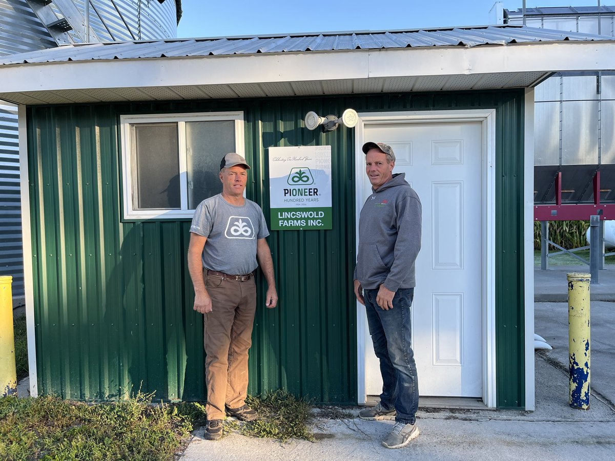 SellnSeed's tweet image. The Clitherow boys!
Thanks fellas!
One of so many family farms that we are proud to support!
@PioneerSeedsCA 
#Pioneer100