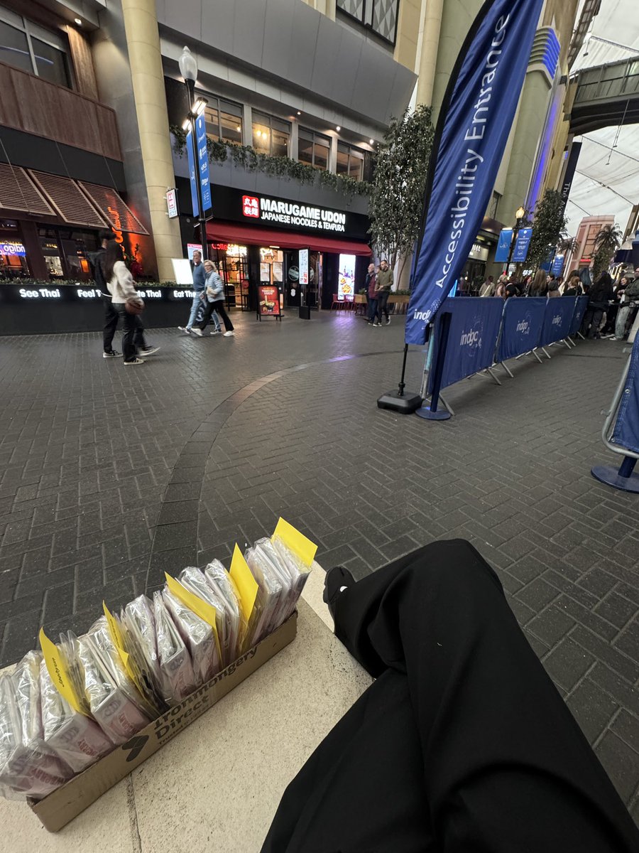 studio_ichigo's tweet photo. I am here giving out Nflying freebies for the concert in London! :)) https://t.co/h6YtxzuKFZ