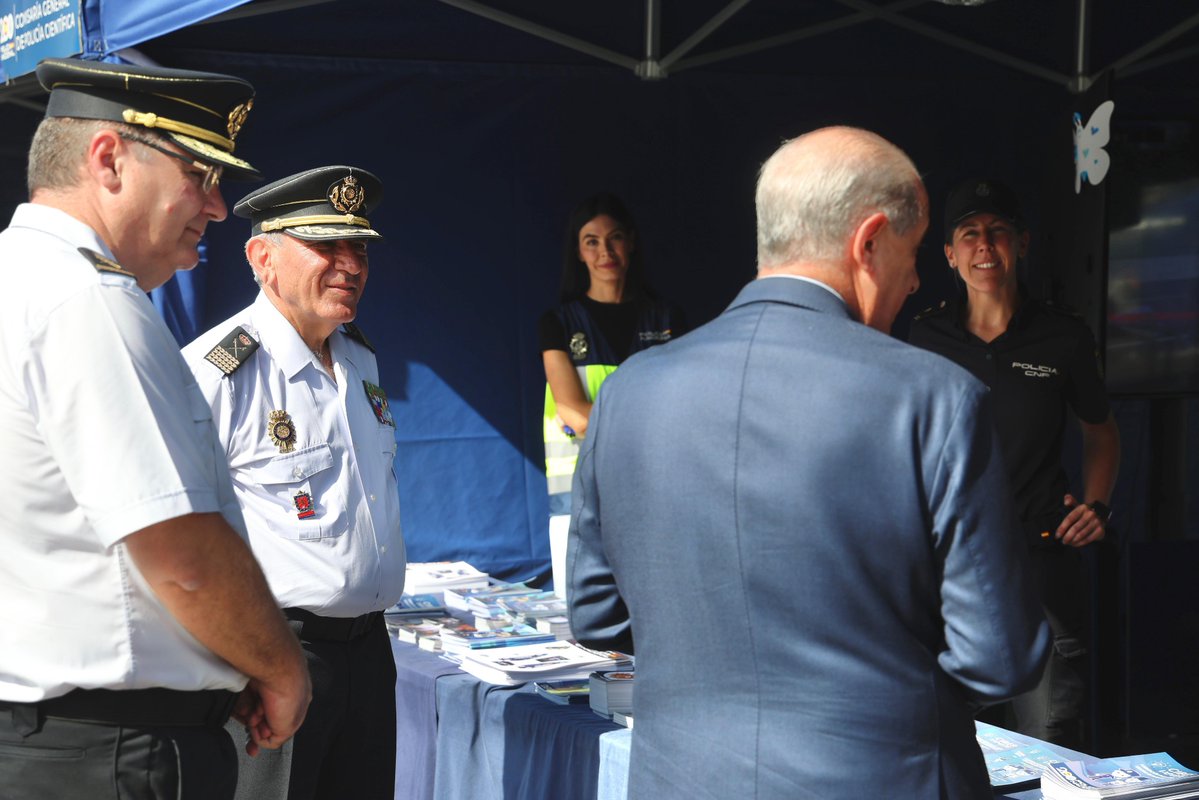 Policía Nacional (@policia) on Twitter photo El director general de la <a href="/policia/">Policía Nacional</a> junto con el DAO y el jefe superior de Galicia se ha acercado esta mañana hasta la exposición de medios celebrada en #Vigo con motivo de los actos del #DíaDeLaPolicía 💙
👮♂️👮🏻♀️Ha querido felicitar personalmente a los agentes por la gran acogida El director general de la <a href="/policia/">Policía Nacional</a> junto con el DAO y el jefe superior de Galicia se ha acercado esta mañana hasta la exposición de medios celebrada en #Vigo con motivo de los actos del #DíaDeLaPolicía 💙
👮♂️👮🏻♀️Ha querido felicitar personalmente a los agentes por la gran acogida