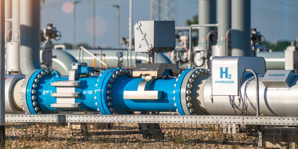 Kabinett beschließt Wasserstoffbeschleunigungsgesetz: Das Gesetz soll Verfahren vereinfachen, Abläufe digitalisieren und insgesamt mehr Tempo ermöglichen. Es betrifft Elektrolyseure, Importanlagen für… dlvr.it/TNPZVT #Photovoltaik #ErneuerbareEnergien #Solarenergie