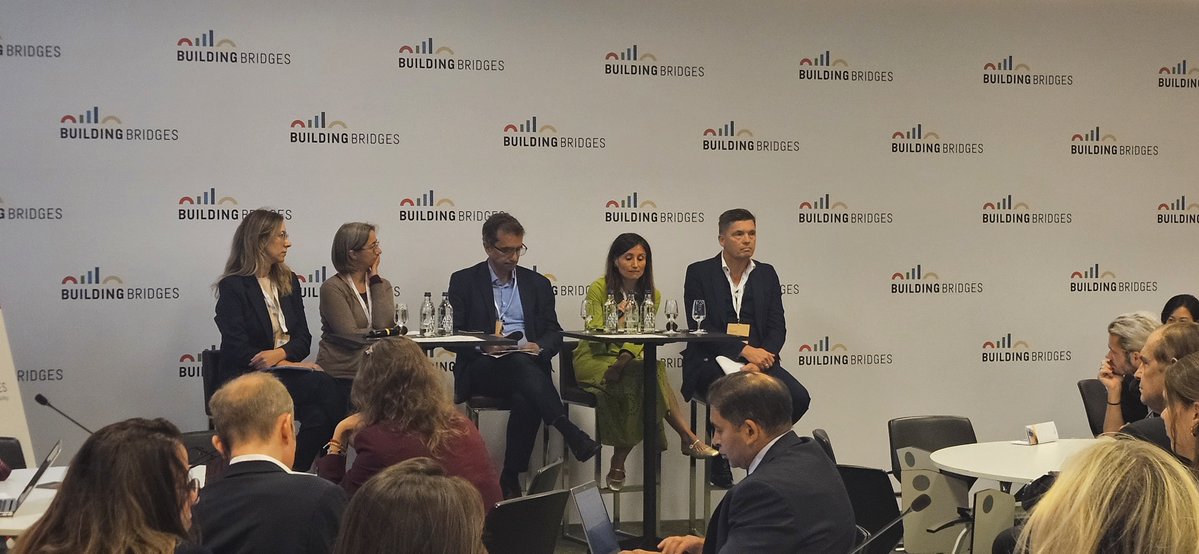 💡 Financial institutions can drive #HumanRights.
At #BuildingBridges, SECO &amp; <a href="/EDA_DFAE/">EDA - DFAE</a> discussed how to strengthen corporate governance in finance:

🌱Integrate human rights in strategies
🔍Assess impacts of financial products
🤝Build lasting trust with companies