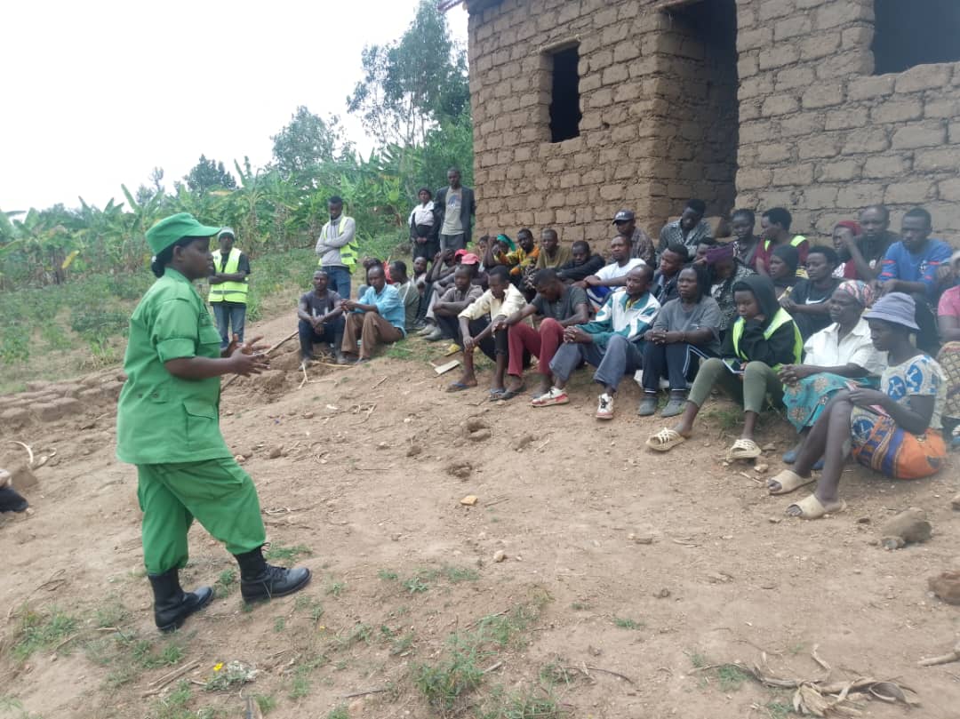 Ni mugihe muri #BweramanaSector bafashije utishoboye Kubumba amatafari 734,Kuzamura inyubako basoza Ibikorwa bahabwa inama n'Inzego zinyuranye banahabwa imipira yo gukina Hagamijwe kubatoza imikino n'Imyidagaduro.
<a href="/RwandaLocalGov/">Ministry of Local Government | Rwanda</a> <a href="/Rwandapolice/">Rwanda National Police</a> <a href="/RwandaYouthVol1/">Rwanda Youth Volunteers</a> <a href="/KubanaRichard/">Kubana Richard</a>