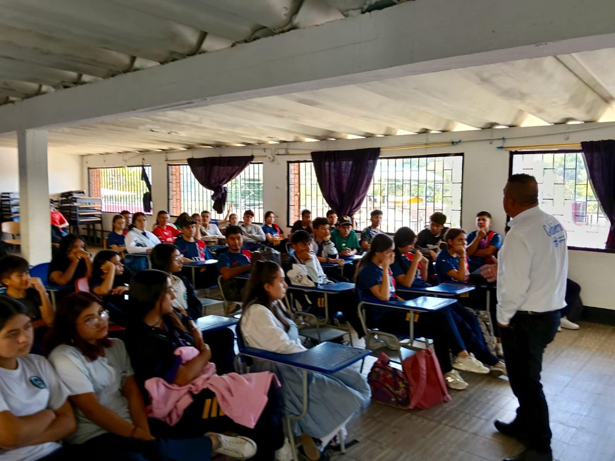 SecGobCundi's tweet photo. En #Quebradanegra 🍂dialogamos con jóvenes 👦🏻👧🏾de secundaria para reflexionar sobre la importancia de construir un proyecto de vida y aprovechar el tiempo libre potenciando sus habilidades y destrezas, como estrategia para mitigar el consumo de sustancias psicoactivas - SPA. https://t.co/GsVOUsa8fT