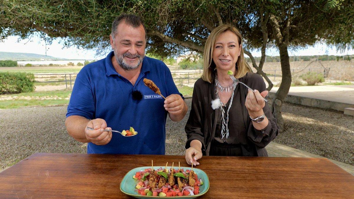 MiquelCalent's tweet image. Avui a #FrediCalentIB3  broquetes de carn i trempó de síndria, llom de bacallà amb salsa d’ametlles i pebres, illes flotants franceses, canelons freds, arròs a la jardinera, gofres de de sobrassada amb mel i salsa de brossat amb atzeroles…🍎🥯🍳🍔🐟🥩🍲🧁🍪👨‍🍳🎊🎉