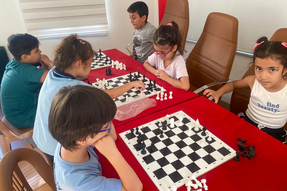 Yeni dönem kurslarımız kapsamında düzenlediğimiz satranç eğitimleri, miniklerimize hem eğlenceli hem de öğretici anlar yaşatıyor. ♟️

Çocuklarımız satrançla stratejik düşünme becerilerini geliştiriyor. Her hamlede öğreniyor, her oyunda deneyim kazanıyorlar.