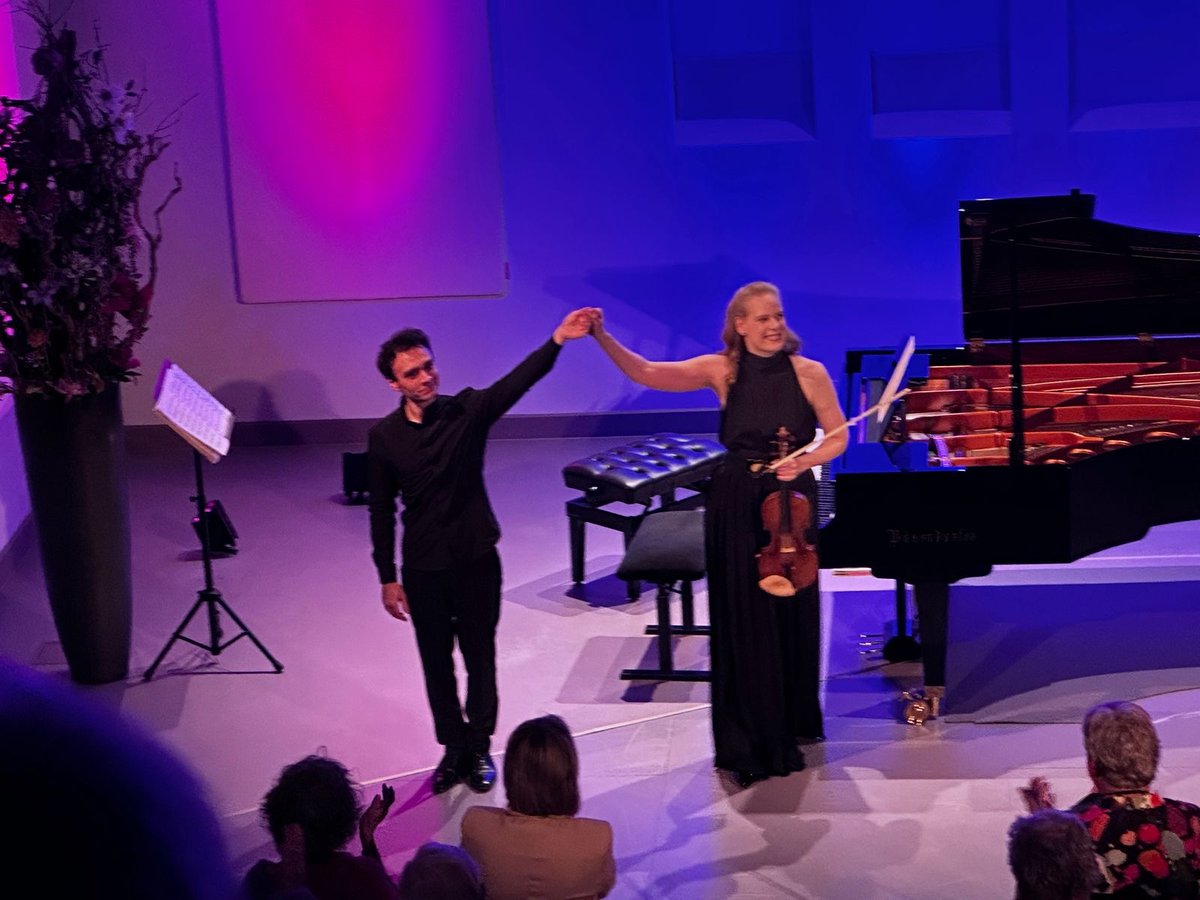 Afgelopen zaterdag gaven violiste Simone Lamsma en artist in residence Jonathan Fournel de aftrap van het nieuwe concertseizoen. Het was aldus #DeNieuweMuze 'een concert van ongekende klasse'. Lees hier de hele recensie van Wenneke Savenije: shorturl.at/6RWyz