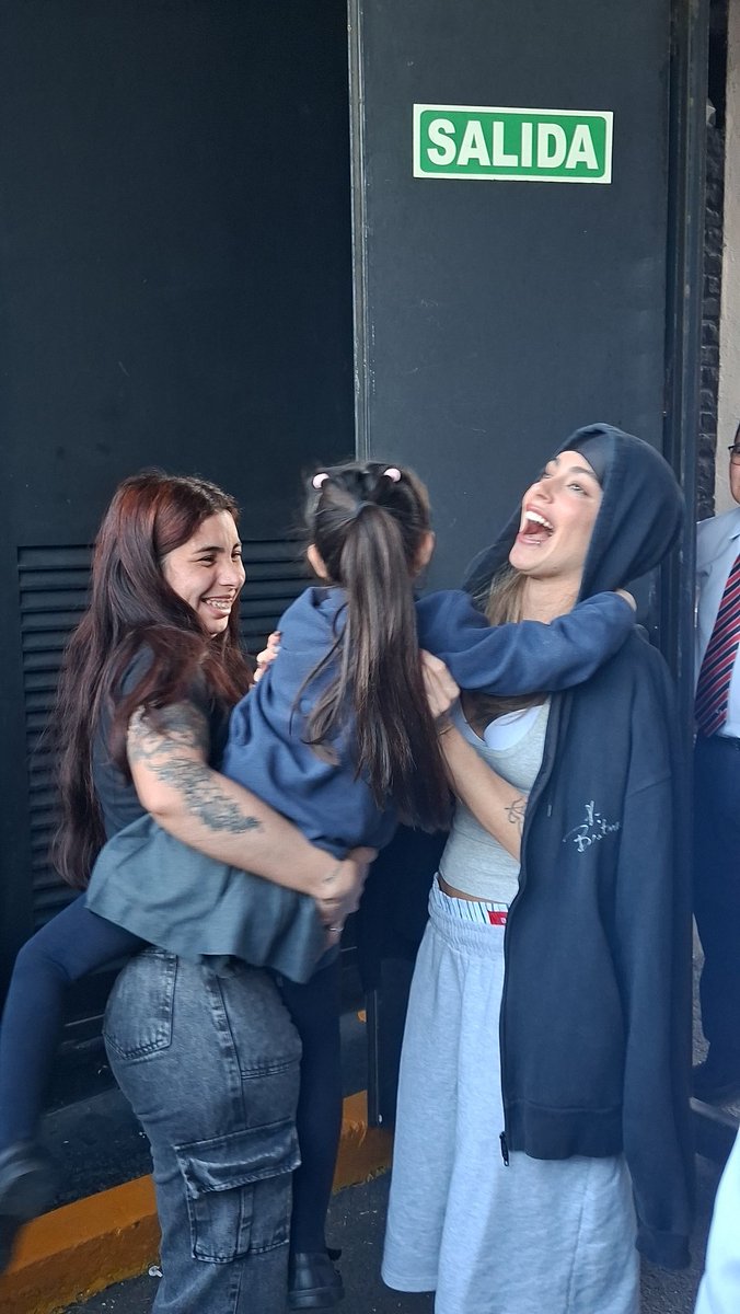 rimadda_'s tweet image. las fotos más tiernas le saque con su mini fan🤩🤩🤩🤩🤩
@TiniStoessel te amo