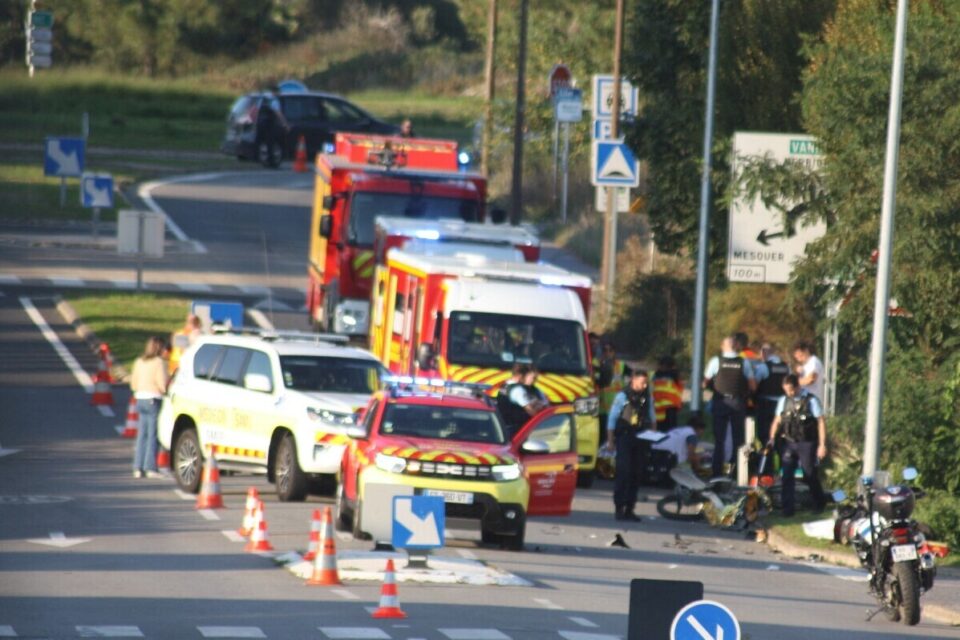 InfosFrancaises's tweet photo. LOIRE-ATLANTIQUE : Un homme de 43 ans circulant à scooter est décédé, percuté par le pilote d’une motocross qui fuyait un contrôle de police dans le centre-ville de Guérande. 
L'auteur du refus d'obtempérer et un policier ont été hospitalisés.
Le maire de la commune exprime sa "colère" et "s’associe à la douleur de la famille de la victime" (L'écho De La Presqu'île).