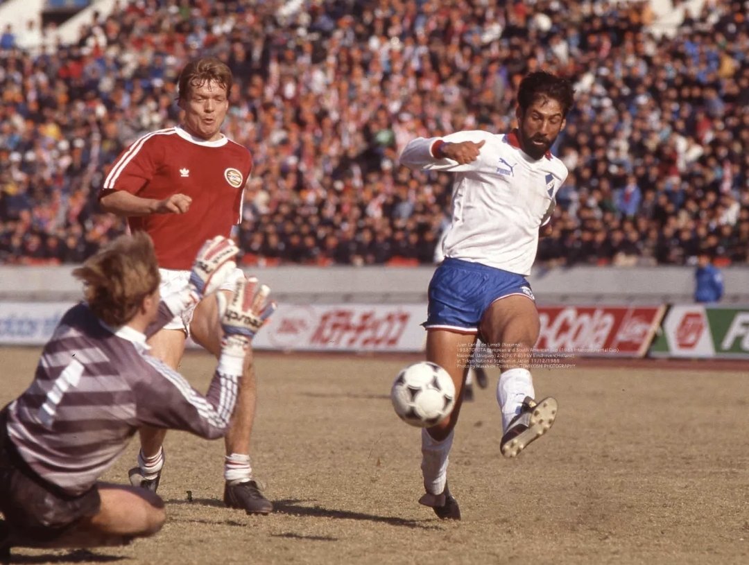 El recuerdo no se borrará. La clase de gente que fue tampoco. El compañero de ataque jamás!
Se ha ido a gritar goles a otras canchas el gran goleador y mejor persona Juan Carlos de Lima. "Carlitos" para nosotros.
El fútbol de América está de luto.
Qepd