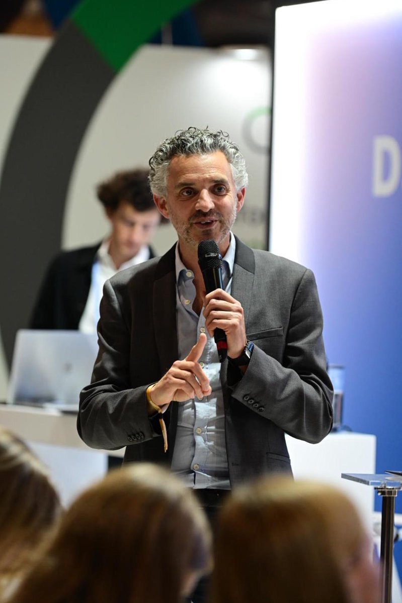 huwise_fr's tweet image. "Comment distribue-t-on la data pour qu’elle soit consommable par des robots, de l’#IA ?", c'est la question que se pose aujourd'hui les organisations. 
👉 @mick_levy
@bigdataparis #BDAIP25