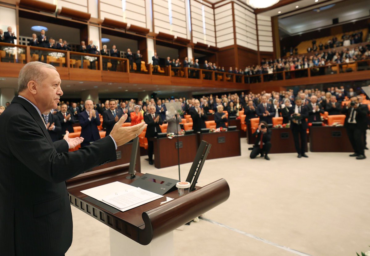 Hayati_Yazici's tweet photo. Türkiye Büyük Millet Meclisimizin 28. Dönem 4. Yasama Yılı, Cumhurbaşkanımız Sn. @RTErdogan’ın açılış konuşmalarıyla başladı. 

Gazi Meclisimizin yeni yasama yılı çalışmalarının ülkemiz ve Aziz Milletimiz için hayırlara vesile olmasını temenni ediyor, tüm milletvekili arkadaşlarımıza yeni yasama döneminde başarılar diliyorum.

Yeni dönemde temennimiz milletimizin de beklentisi doğrultusunda toplumsal mutabakata dayalı yeni ve sivil bir anayasaya ülkemizin kavuşmasıdır.

TBMM çatısı altında uzlaşma ve anlaşma sağlanarak yeni Anayasa hazırlıklarının yapılması tüm siyasi partilerimiz için yeni dönemin öncelikli sorumluluklarından biri olmalıdır. 

Toplumun ihtiyaçlarına cevap vermeyen mevcut anayasa yerine toplumun tüm kesimlerinin içerisinde kendisini bulacağı demokratik, özgürlükçü, yeni ve sivil anayasayı milletimiz ile buluşturma hedefi doğrultusunda hep birlikte çalışmalıyız.