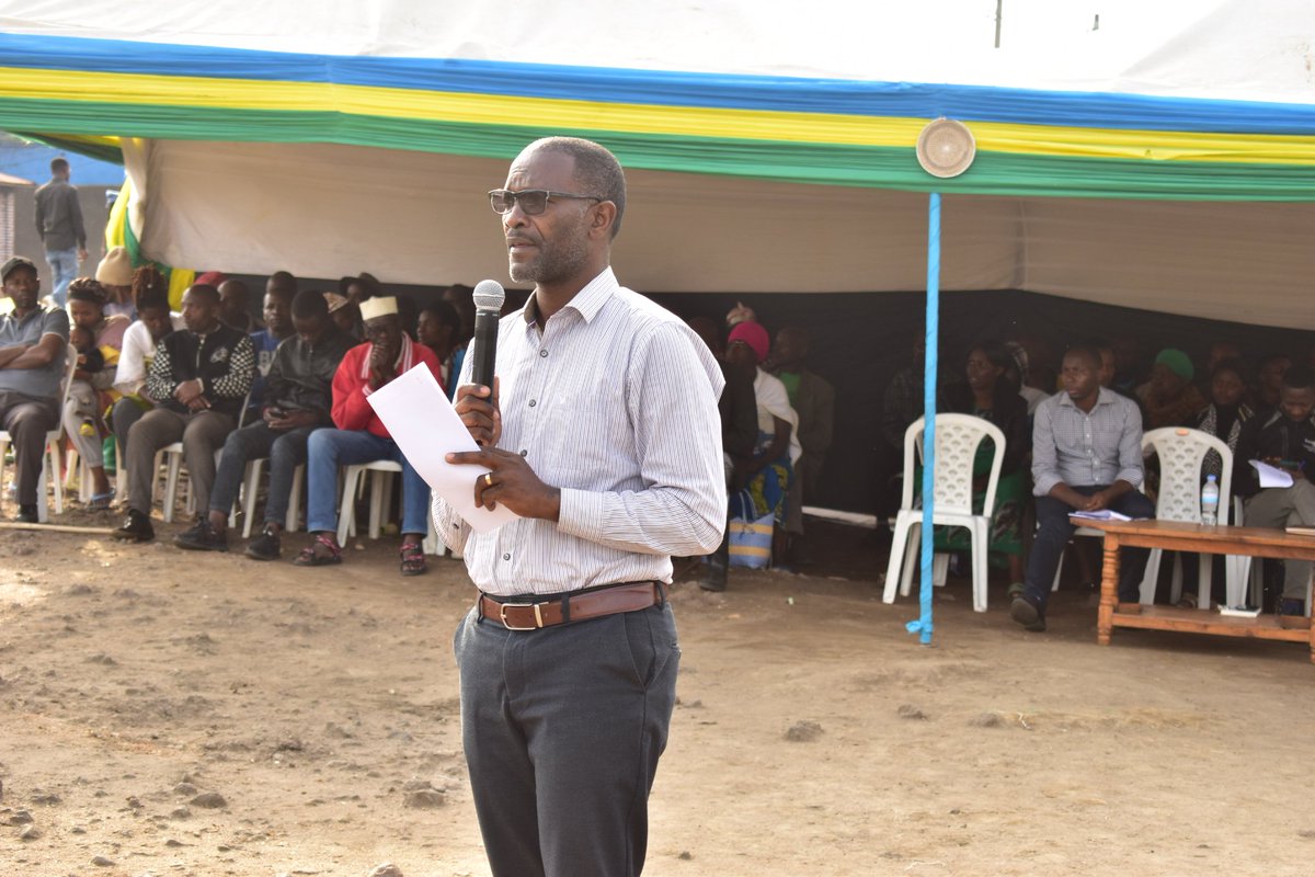 NyabihuDistrict's tweet image. Mu Mirenge yose y'Akarere hatangijwe Ukwezi kwahariwe kuzirikana Ubumwe n'ubudaheranwa bw'Abanyarwanda ku Nsanganyamatsiko igira iti "Twimakaze ubumwe n'Ubudaheranwa."Hamwe na Visi Meya SIMPENZWE Pascal,ku rwego rw'Akarere kwatangirijwe mu Murenge wa Jenda ,Akagari ka Nyirakigugu