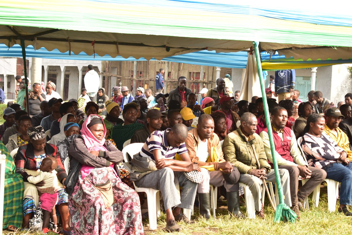 NyabihuDistrict's tweet image. Mu Mirenge yose y'Akarere hatangijwe Ukwezi kwahariwe kuzirikana Ubumwe n'ubudaheranwa bw'Abanyarwanda ku Nsanganyamatsiko igira iti "Twimakaze ubumwe n'Ubudaheranwa."Hamwe na Visi Meya SIMPENZWE Pascal,ku rwego rw'Akarere kwatangirijwe mu Murenge wa Jenda ,Akagari ka Nyirakigugu