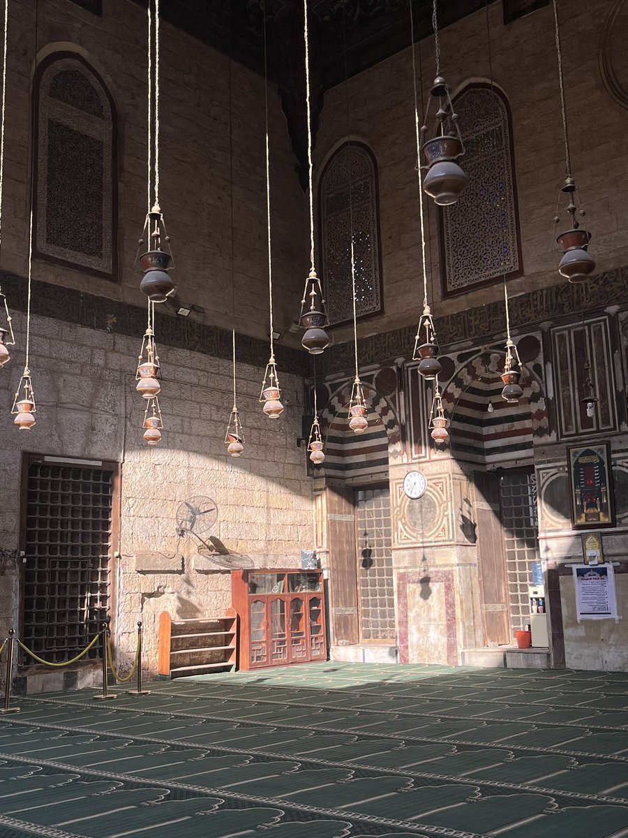 مسجد الأشرف برسباي من المساجد الجميلة جدًا رغم صِغر حجمها

مكان يعتريه الهدوء والسكينة في كل ركن فيه بشكل جميل وطيّب.