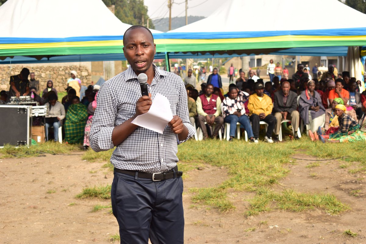 NyabihuDistrict's tweet image. Mu Mirenge yose y'Akarere hatangijwe Ukwezi kwahariwe kuzirikana Ubumwe n'ubudaheranwa bw'Abanyarwanda ku Nsanganyamatsiko igira iti "Twimakaze ubumwe n'Ubudaheranwa."Hamwe na Visi Meya SIMPENZWE Pascal,ku rwego rw'Akarere kwatangirijwe mu Murenge wa Jenda ,Akagari ka Nyirakigugu