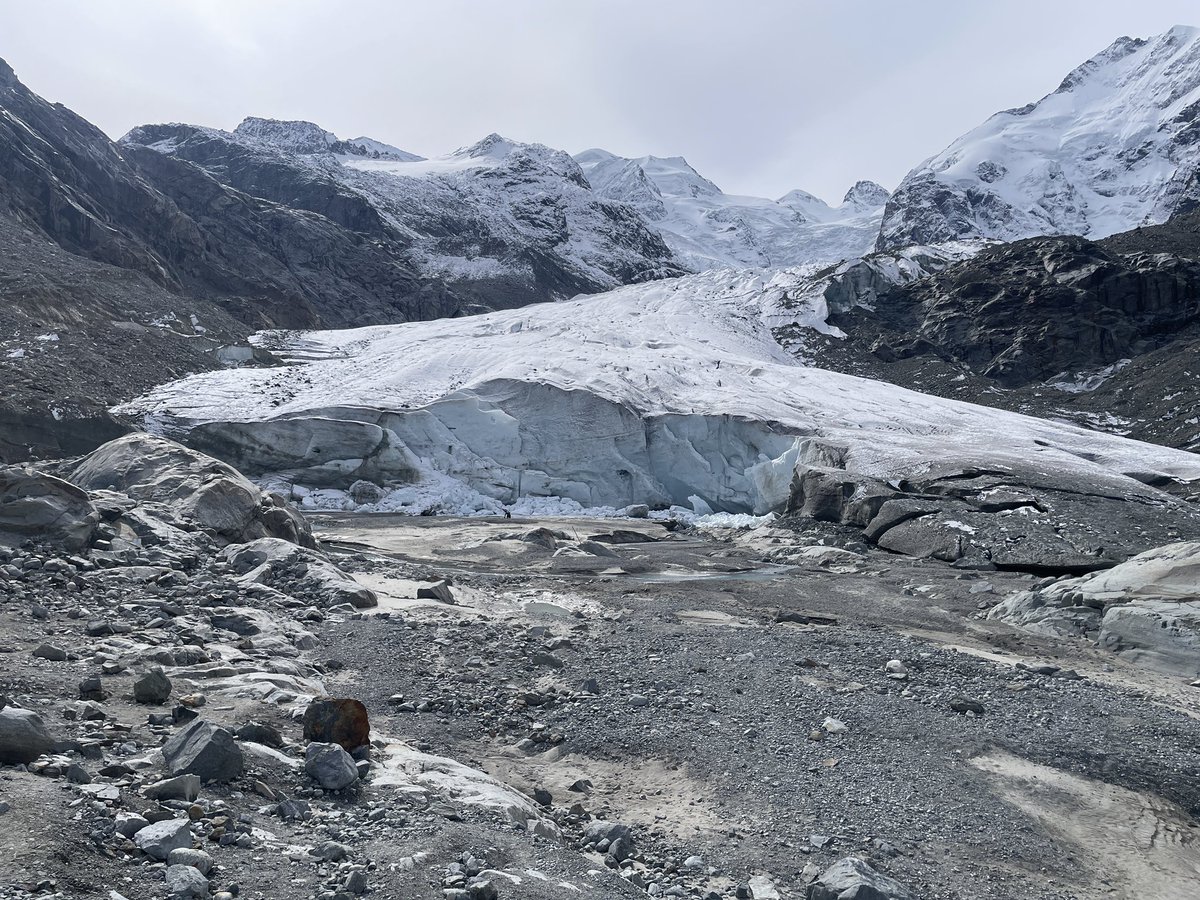 LanderVanTricht's tweet photo. #Morteratsch, waar het voor mij als glacioloog allemaal begon. De #gletsjer is door de zeer negatieve jaren letterlijk in elkaar aan het storten. Toch blijft deze ijsmassa impressionant. https://t.co/tgHLTyZqmX