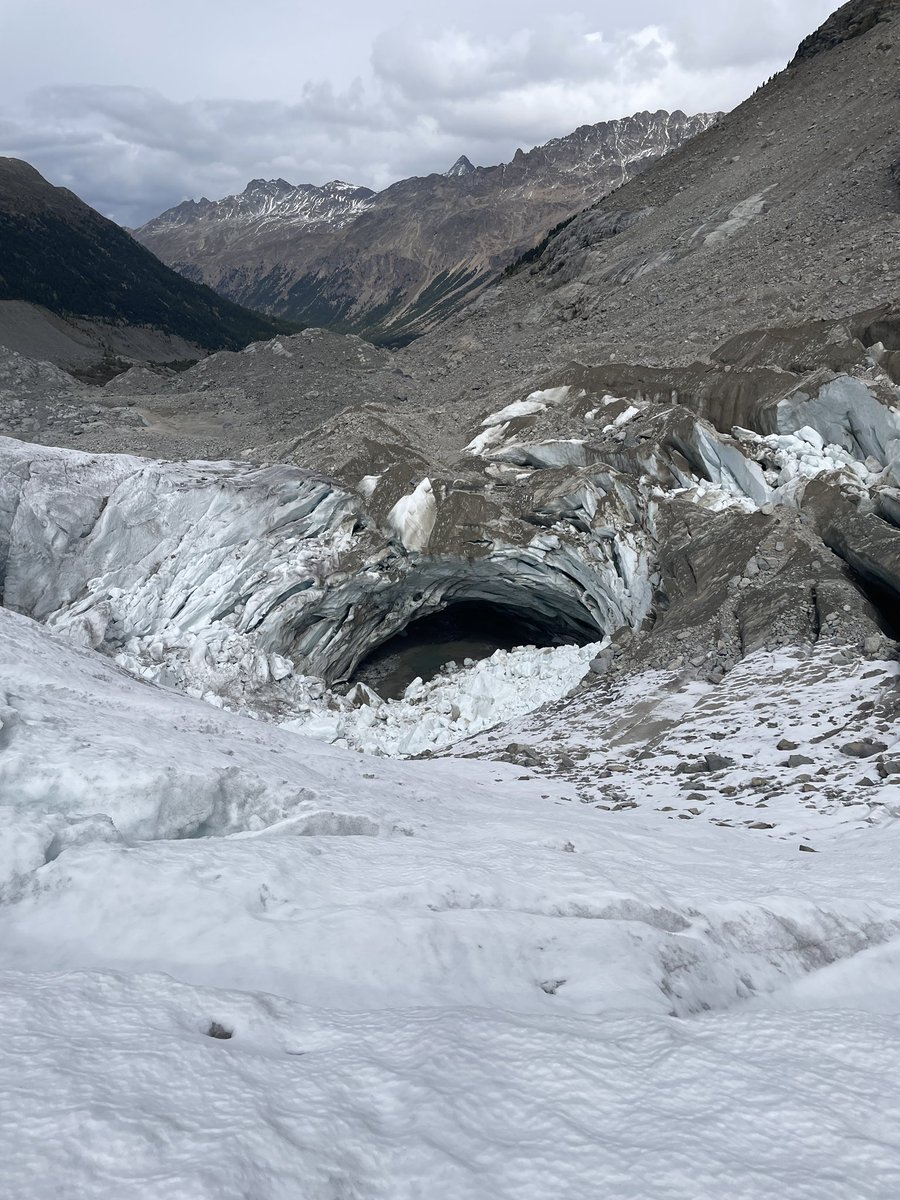 LanderVanTricht's tweet photo. #Morteratsch, waar het voor mij als glacioloog allemaal begon. De #gletsjer is door de zeer negatieve jaren letterlijk in elkaar aan het storten. Toch blijft deze ijsmassa impressionant. https://t.co/tgHLTyZqmX