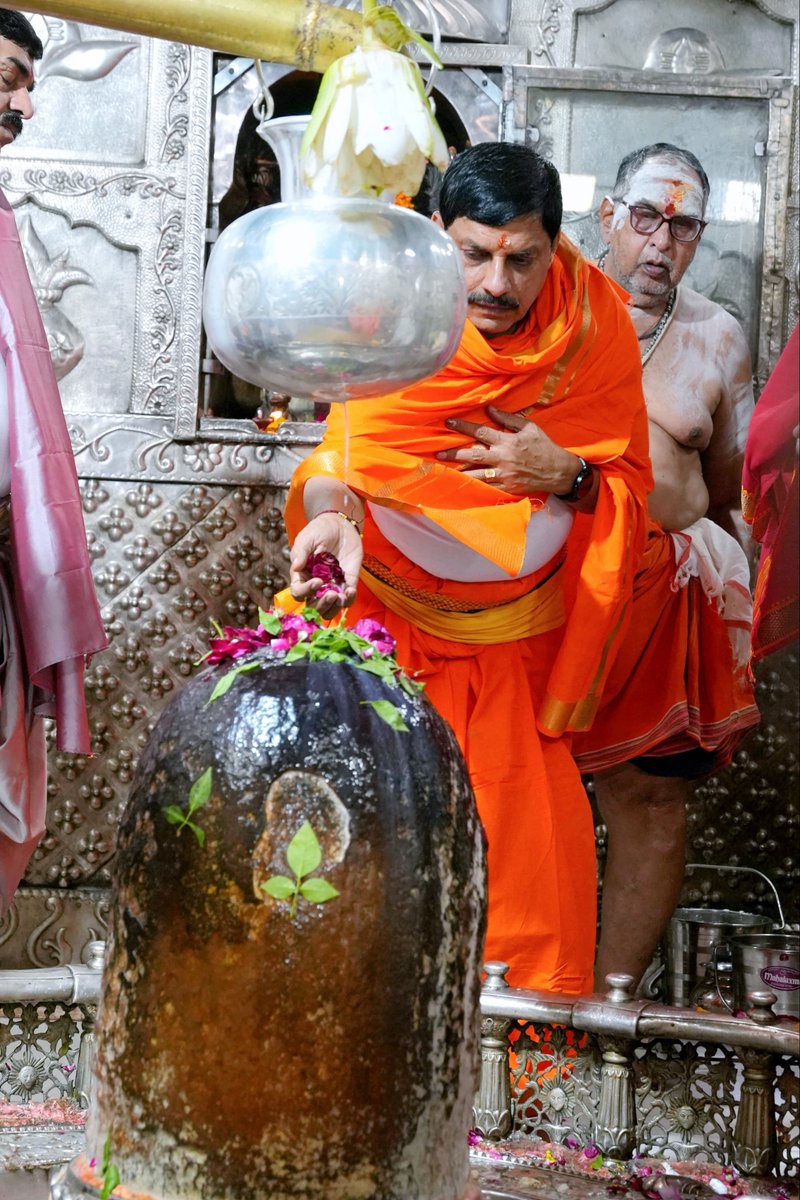 बताओ इतने बड़े सनातन के पुजारी मध्यप्रदेश के मुख्यमंत्री मोहन यादव जी है और अंधभक्त उन्हें हिंदू विरोधी बता रहे है।

जब से इन्होंने कहा है कि डंके की चोट पे मध्यप्रदेश में 27 % OBC आरक्षण लागू होगा तब से मनुवादी इनके पीछे हाथ धोखे पड़े है।

Obc होने के नाते हम लोग इनके साथ खड़े