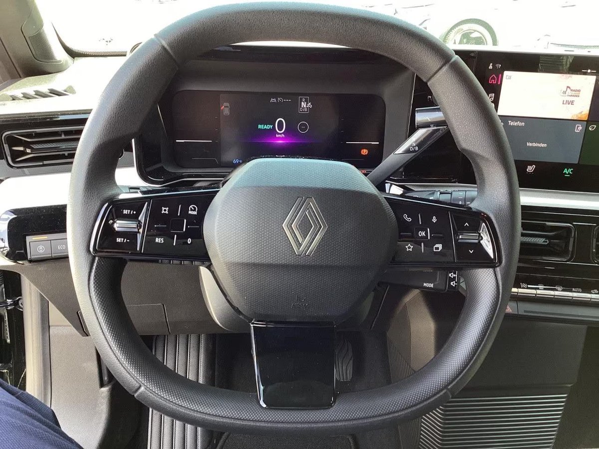 Si lo pones al lado de su abuelo, estoy seguro que saldrían "parecidos razonables".
No se puede negar que es bonito y funciona pero mucha gente no se atreve a dar el salto por desconocimiento o miedo, te ayudamos desde el primer minuto.
Revisión, transporte y matriculación.