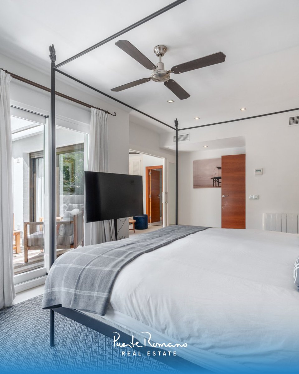 Renovated 4-bed duplex penthouse in Golden Beach, Elviria.

Steps from Marbella’s best beaches, with sea, garden &amp; pool views, rooftop terrace with lounge &amp; outdoor kitchen, and bright open-plan living.

€1.295M | Ref: PRRE-15660

#MarbellaLifestyle #Marbella