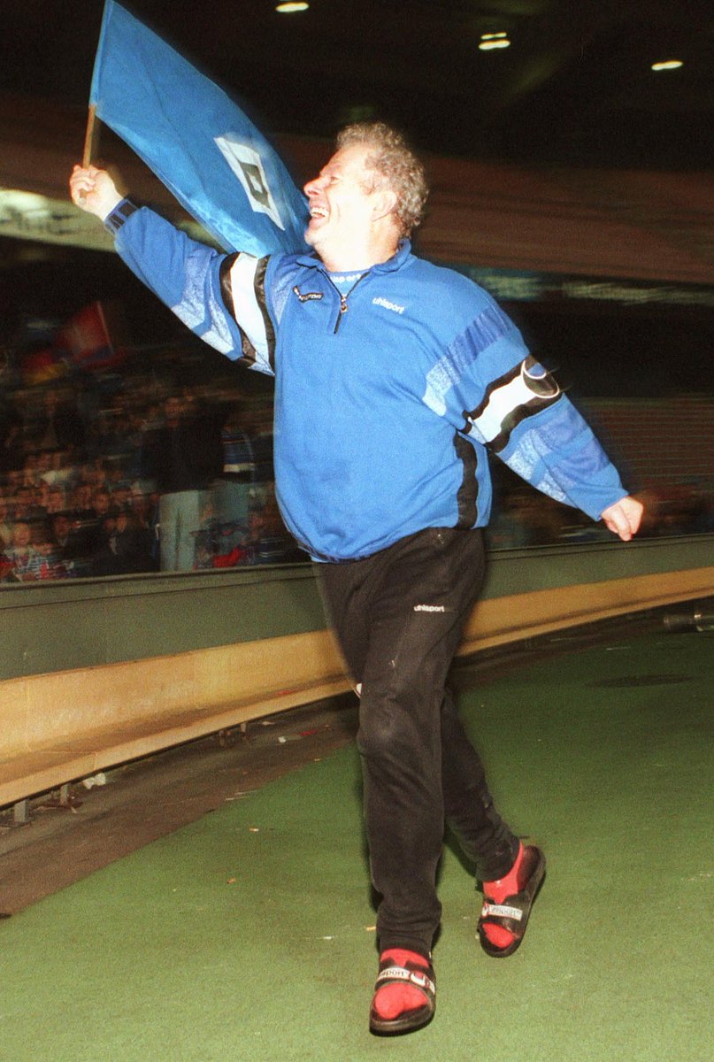Vereinsikone, Kult-Masseur und Ehrenmitglied im Supporters Club. 🔷

Heute wäre Hermann Rieger 84 Jahre alt geworden. 🕊️ 

Für immer unser bester Mann! 

#nurderHSV 
📸 Witters