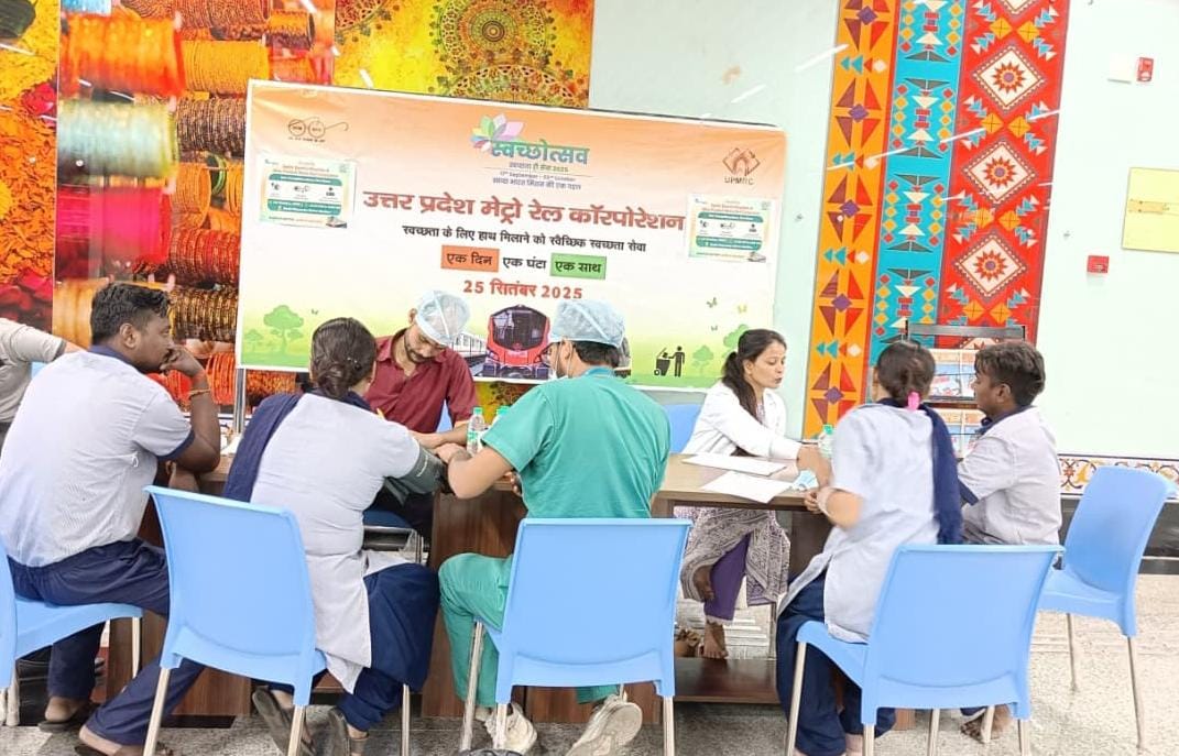 OfficialUPMetro's tweet photo. #KanpurMetro ने स्वच्छता पखवाड़ा के तहत बड़ा चौराहा स्टेशन पर Apollo Spectra Hospitals के सहयोग से निःशुल्क स्वास्थ्य शिविर आयोजित किया।

मेट्रो स्टाफ, यात्रियों व सफाई मित्रों ने ब्लड प्रेशर, शुगर जांच व स्वास्थ्य परामर्श सेवाओं का लाभ लिया। 

#UPMRC #ApolloSpectraHospital https://t.co/c5Fa8VT7Yn