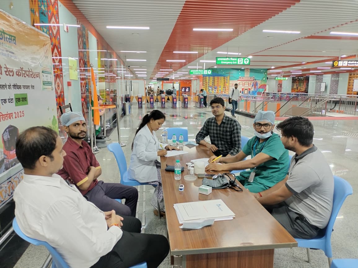 OfficialUPMetro's tweet photo. #KanpurMetro ने स्वच्छता पखवाड़ा के तहत बड़ा चौराहा स्टेशन पर Apollo Spectra Hospitals के सहयोग से निःशुल्क स्वास्थ्य शिविर आयोजित किया।

मेट्रो स्टाफ, यात्रियों व सफाई मित्रों ने ब्लड प्रेशर, शुगर जांच व स्वास्थ्य परामर्श सेवाओं का लाभ लिया। 

#UPMRC #ApolloSpectraHospital https://t.co/c5Fa8VT7Yn