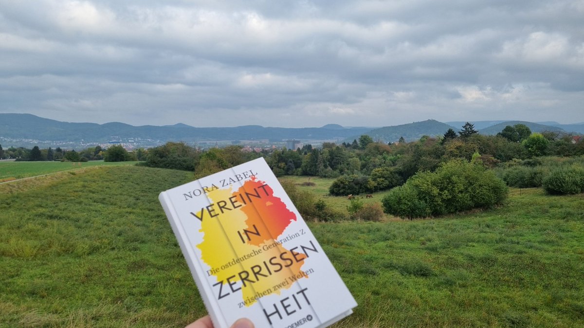 AlexanderHeppe's tweet photo. Die Mitte Deutschlands im Blick, #Werratal, wo #Hessen + #Thüringen sich umarmen: so starte ich die Lektüre "Vereint in Zerissenheit" von @norazabel.
Als ein seltener Christdemokrat der GenX bin ich gespannt auf die Generation von A wie Amthor bis Z wie Zabel ;-)
@KnaurVerlag https://t.co/Fq5UlCvZTI